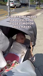 I first shared this tip five years ago, when my profile was still new. Back then, some people were a little shocked that I suggested babies can lie on their tummy in the stroller. But five years later, I see it everywhere! And no wonder – stroller tummy time is brilliant! Of course, pay attention to whether your baby feels overwhelmed by it, but most babies will let their parents know if they want to roll back onto their back again. For many children, the change of scenery and new visual impress