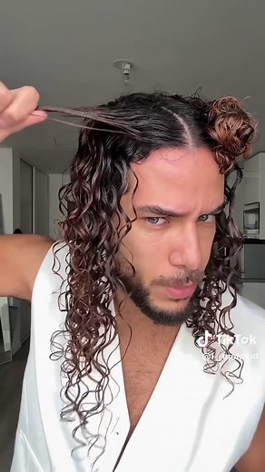 Routine Cheveux Bouclés : Astuces et Produits Essentiels