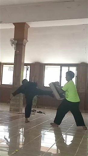 CARA MENENDANG PENCAK SILAT #lucu #pencaksilat #motivasi #nostalgiajamandulu