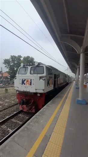 K.A 43 Taksaka Pagi berjalan langsung di Stasiun Tambun. #taksaka #keretaapi #shorts #fyp #cc206
