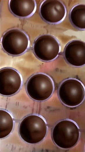 Конфеты из черного шоколада с фундучной начинкой. Шоколадный курс в школе PastryCampus