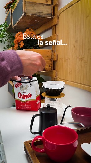 52K views · 19 reactions | Esta es la señal para detener el ritmo… y encontrarse. ☕ Un café que se prepara con amor, una sonrisa que se siente en el alma, y ese instante donde el mundo se hace pequeño y solo quedan dos. Con Café Oma Excelso, cada pausa se vuelve un recuerdo. ✨ | Café Oma Empacados | Facebook