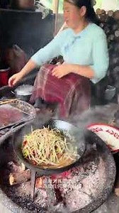Chồng tôi làm việc rất chăm chỉ nên tôi đã nấu cho anh ấy một nồi đồ ăn ngon
