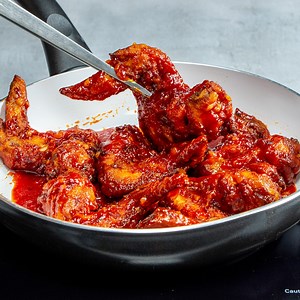Tento recept na křídýlka je návykový! Budete si olizovat prsty! ingredience: kuřecí křídýlka - 5 ks olej na smažení - 1 l vejce - 1 ks chilli omáčka - 50 g 50 g sójová omáčka - 50 ml med - 50 g rajčatová pasta - 200 g mouka - 250 g sušený česnek - 5 g sůl - 5 g černý pepř - 2 g česnek - 5 stroužků | Chutný.TV