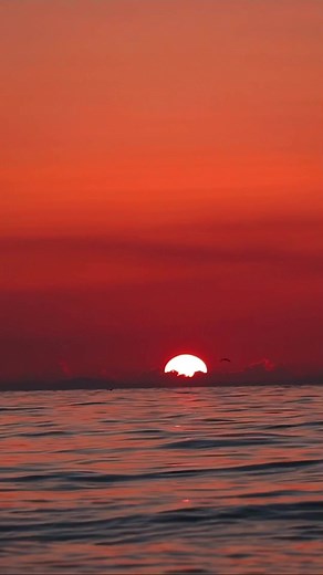 Stunning Sunset Over Calm Ocean: A Nature's Beauty