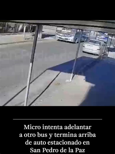 Micro intenta adelantar a otro bus y termina sobre auto El accidente ocurrió durante la tarde del domingo, luego de que un chofer protagonizara una peligrosa maniobra en el sector de Michaihue, en la comuna de San Pedro de la Paz. El hecho ocurrió pasadas las 19:00 horas en la calle Tucapel, cuando el conductor de un bus de la línea Nueva Llacolén intentó adelantar a otra micro, momento en que chocó con un vehículo estacionado. El hombre que estaba dentro del auto, resultó con lesiones leves pro