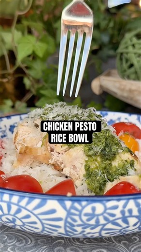 This is the easiest meal for September: Chicken Pesto Rice Bowl #pesto #chickenbowl #easyrecipe