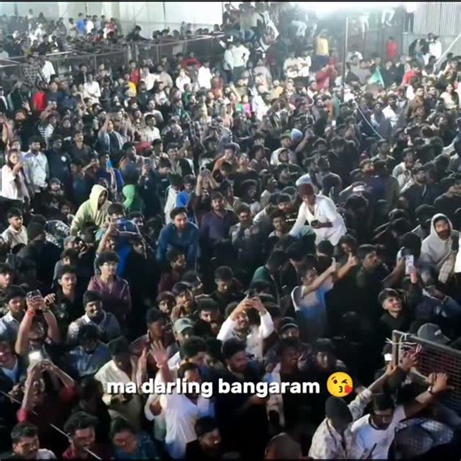 oreycharanu on Instagram: "Kalmasham leni manishi ayya 😭🛐 . . . 日本正在积极利用压电瓷砖将脚步产生的动能转化为电能。这些压电瓷砖内部含有一种特殊的压电材料，当受到压力或弯曲时，它能够产生电荷。当人们在瓷砖上行走时，脚步施加的重量会让瓷砖发生轻微的形变，进而让压电材料产生机械应力，并将这种应力转化为可用的电能。虽然每一步产生的电量并不大，通常在毫瓦级，但在人流密集区域，这些小电量可以迅速累积。例如在日本东京的涩谷车站，人流量极大，每天大约有 240 万次脚步落在这些压电地砖上。这使得小小的能量累加后变得非常可观，可以用于驱动 LED 灯、互动数字显示屏 、广告牌、地面指示灯以及各种智能传感器这些电能不仅可以实时使用，还能存储在小型电池或超级电容中，以备在需要时释放。这项技术减少了对传统电力系统的依赖，使公共空间具备更高的能源自给能力，同时也为未来的绿色建筑和智慧城市提供了示范作用 这种利用人们自然行走产生的能量，被认为是最具潜力的城市可再生能源之一。不仅环保、安静、无污染，而且不需要额外占用土地，是将日常行为转变为可持续