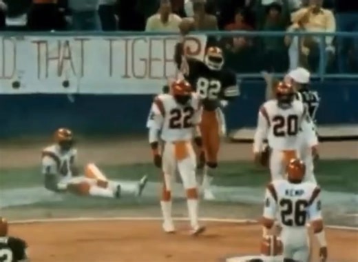 September 15, 1983: Thursday Night Lights🏈 #Browns win Battle of Ohio vs. Bungles on Thursday night A “throng of 80,000 ” Cleveland fans see Prime Time Ozzie w/ big TD catch #WizardOfOz #TNF #OH … #IO | Mr. Cleveland Sports