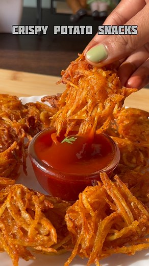 Sangeetha Sharma on Instagram: "Crispy potato snacks (Ramzan special) Follow for more recipe @ghar_ka_khana_vlog Ingredients:- 2-3 raw chopped potatoes 2-3 tbsp maida 1 tbsp salt 1 tbsp red chilli powder 1 tbsp black pepper powder Mix all the ingredients and fry it in medium hot oil 😋 #instagood #instagram #reels #potato #potatosnacks #iftar #ramzanrecipes #recipe #food #cooking #snacks #crispy #crispypotato #trendingreels #viralreels #viral #explore #trending #foodporn #explorepage #lov