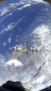 Kosmonavt Oleq Artemyevin Beynəlxalq Kosmik Stansiyaya qoşularkən Soyuz kapsulundən çəkdiyi unikal görüntülər. #Nazim | Astronomiya