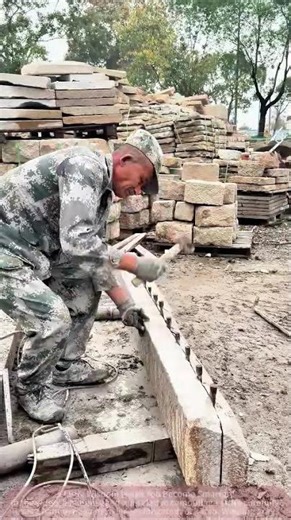 Hammering stone, the craftsman’s skills and patience impress everyone!