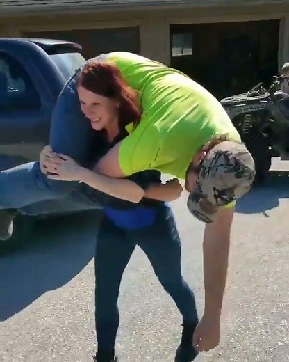strong american woman lift a man on shoulder easily#liftaguychallenge #workout