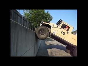 Хаммер заезжает на двухметровую стену!