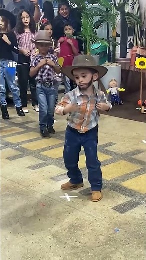 Garotinho viraliza com dança de festa junina escolar #shorts