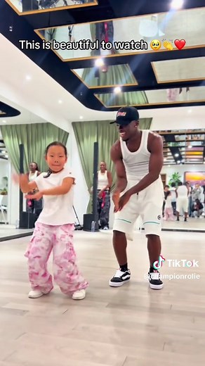 Adorable Chinese Kid Breakdancing in Beijing