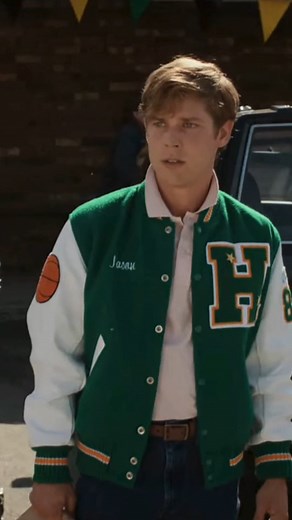 Stranger Things drops clues and easter eggs about its story in every episode -- and season 4 is no exception. What major season finale death was foreshadowed in the first episode? Watch the video to find out. #StrangerThings #StrangerThings4 #Series | Looper