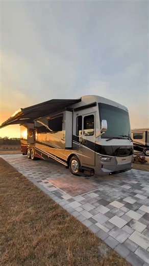 2025 Newmar Ventana 4037 with only 3700 miles available for $389k through Southwest Luxury Coach! | Rving with Andrew Steele