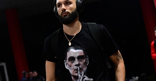 Ολυμπιακός - Βίρτους: Ο Φουρνιέ με μπλούζα Μπαρτζώκα στο ΣΕΦ