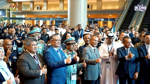 MAJLIS PENUTUPAN EKSPO DAN SIDANG KEMUNCAK KESELAMATAN ANTARABANGSA ASIA 2025 (ASIA INTERNATIONAL SECURITY SUMMIT AND EXPO 2025 [AISSE'25]) PUTRAJAYA, 22 Januari 2025 –YB Datuk Seri Saifuddin Nasution bin Ismail, Menteri Dalam Negeri telah menyempurnakan Majlis Penutupan Ekspo dan Sidang Kemuncak Keselamatan Antarabangsa Asia 2025 (Asia International Security Summit and Expo [AISSE’25]) di Pusat Konvensyen Antarabangsa Putrajaya (PICC), yang telah bermula sejak 20 Januari 2025. AISSE’25 yang dia