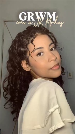 Lavínya Rosa 𐙚 on Instagram: "Arrume-se comigo para o último culto jovem unificado, utilizando o vestido LINDO da @__jkmoodas !! Vestido no tecido crepe, com manga “dupla” na cor bege🌟 Gostaram do look? Lá na JK Modas tem muito mais desses🫶🏼 . •publi Tags: #publicidade #fyp #explore #explorepage #explorer #viralvideo #fypage #roupamodesta #modaevangelica #cacheadas #makeup #ieadpe #jovemcristao"