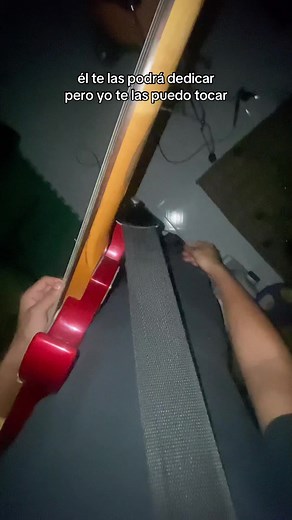 La Flaca: Dedicación Musical con Guitarra