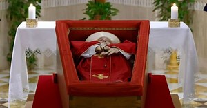 Primeiras imagens do papa Francisco no caixão são divulgadas pelo Vaticano