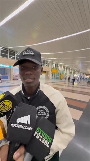 #DibluPorElMundo 🗺️📡⚽️ on Instagram: "💣⚪️✍🏻 ¡RUMBO A LA CAPITAL PARA FIRMAR CON SU NUEVO CLUB! Janner Corozo 🇪🇨 parte a Quito para ser el nuevo fichaje de Liga de Quito 🆕🔜 💬 “Agradecerle al Ídolo por todo lo que me dio en mi carrera” fueron las palabras de despedida del extremo. 📹 @jrnochi"