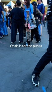 When you have @oasis at 7pm and @arcticmonkeys at 11pm 😭 📹: @sheaxtoday | Radio X