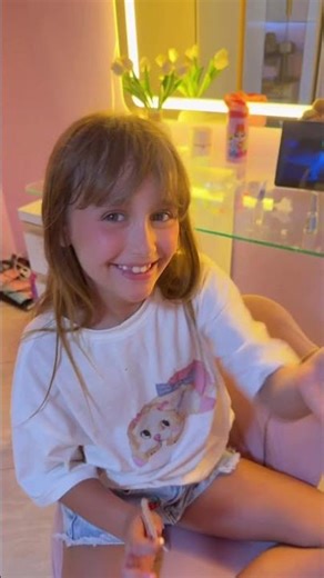 Clarinha sends a kiss to her fan Maria Fernanda?