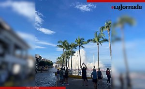 'Priscilla' desata su fuerza: oleaje destruye partes del malecón de Puerto Vallarta