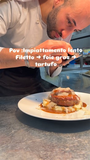 Filetto alla Rossini Sei lì. La padella sfrigola e il burro nocciola avvolge l’aria. Il filetto tocca il ferro rovente: un attimo, una crosta perfetta, l’interno promesso rosato. Lo giri con sicurezza—non c’è fretta quando sai di avere il controllo. Sopra, il foie gras si adagia come un segreto proibito: si scioglie appena, lucido, arrogante. Il tartufo nero piove a lamelle sottili, profumo che domina la stanza e non chiede permesso. Bagni tutto con una salsa al Madeira densa, scura, seducente. 