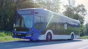 ✨Il y a quelques mois, une portée de 5 autobus électriques venait au monde 🐣. Ces e-bus ont été choyés au sein de leur nouvelle famille aux tl pendant plusieurs semaines. Leur robe unie a peu à peu développé ses couleurs éclatantes 🦚. Après quelques timides sorties à la découverte du monde extérieur, ils sont désormais prêts à quitter leur nid rassurant pour vivre à vos côtés. Ils sont électriques, ils sont silencieux et par-dessus tout, ils vouent leur existence à vous connecter les un·es aux