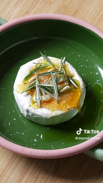 Delicious Baked Brie with Peach and Apricot Jam Recipe