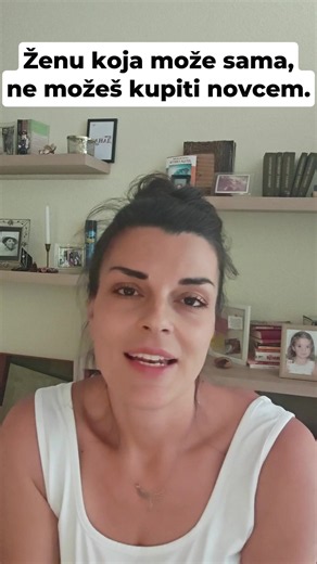 Najskuplja žena možda zaista nije ona kojoj moraš da kupuješ skupe stvari. Najskuplja je ona kojoj stvari nisu dovoljne. Može sama da plati večeru. Može sama da ode na putovanje. Može sama da plati stan. Može sama da napravi život. Zato joj nećeš mnogo značiti samo zato što imaš novac. Nju impresionira nešto što se ne može kupiti. Doslednost. Poštovanje. Lojalnost. Emocionalna zrelost. Sposobnost da razgovaraš kada je teško. Da priznaš grešku. Da održiš reč. Da joj pružiš mir, a ne još jedan pro