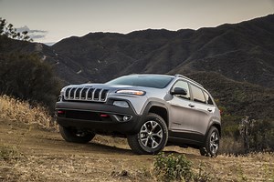 2015 Jeep Cherokee V-6 MPG Ratings Improve Thanks to Start-Stop System