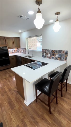 Sparkling white quartz! Beautiful countertop renovation with a new tile backsplash. The lighter color countertops with the lowered bar top to make a peninsula really made this space feel a lot bigger!#graniteking #granitekingtexas #Quartz