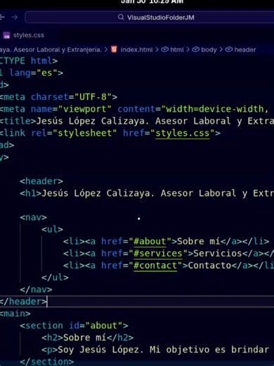 Conectas HTML y CSS en Visual Studio.