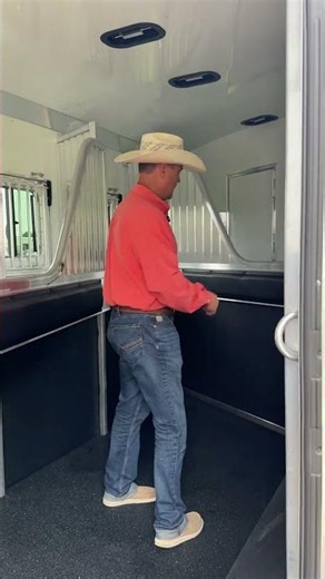 37-Foot Horse Trailer With Living Quarters