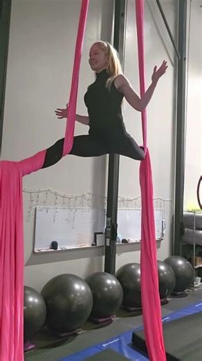 Balanced split practice! #aerialsilkstricks #aerialsilks #circus #balancedsplits