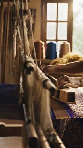 Satisfying Wooden Loom Sounds (ASMR) | Traditional Weaving Process. ‪@clothworld7804‬