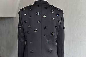 aposematic jacket: a self defense surveillance suit by shinseungback kimyonghun