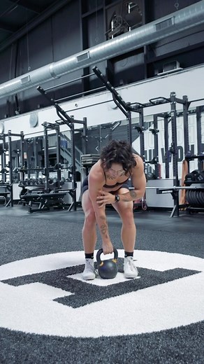 Ladder on Instagram: "For newbies at kettlebells, Coach @kellylmatthews got you covered. She teaches you how to do a perfect single arm KB clean, as well as other staple KB movements in the Ladder app. If you want to get into strength training or more kettlebell training, join Ladder. Our coaches will guide you through each workout, step by step. And you get your first week free 💪"