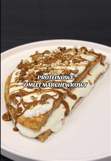 PROTEINOWY PONIEDZIAŁEK - Omlet marchewkowy 🥕 Makrosy: 651 kcal | BTW: 74/16/54 Przepis: Omlet: 2 jajka 50 g skyra naturalnego 1 starta marchewka (około 80 g) 50 g mąki pszennej 20 g waniliowej odżywki białkowej 1/2 łyżeczki proszku do pieczenia 1 płaska łyżeczka cynamonu 1/2 łyżeczki mielonego imbiru Szczypta gałki muszkatołowej Krem: 100 g skyra naturalnego 50 g lekkiego serka śmietankowego 10 g waniliowej odżywki białkowej Opcjonalne dodatki: orzechy i krem ciasteczkowy #coocharz #przepisy #