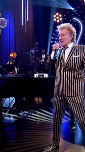 25 reactions | 實力依舊！2024熱騰騰~搖滾公雞LIVE Rod Stewart 現場演出全新單曲”Almost...