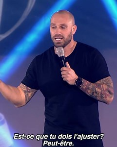 Stratégie vs Éxécution. Les deux sont importants. Mais à un certain moment, arrête de brainstormer et fonce. Y’a une grande valeur quand t’apprends en le faisant, même si c’est pas parfait. Comme l’a dit Voltaire: « Perfect is the ennemy of good » | Etienne Boulay
