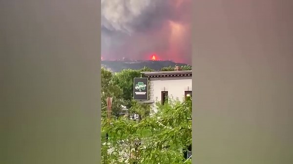 Wildfires around Kelowna, British Columbia blanketed the night sky with flames. The fresh fires have forced thousands to evacuate. Premier David Eby declared a state of emergency and said that there were ‘difficult days ahead’ https://reut.rs/3YWJKDf | Reuters
