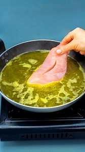 Mysteriet löst! Så här får du saftigt och gott kycklingbröst Ingredienser: apelsinjuice: 1 l kycklingfilé : 800 g svartpeppar: 2 g salt: 3 g paprikapulver: 2 g oregano: 4 g smör: 100 g PÅ MEDELVÄRME: 4 MIN potatis: 350 g lök: 2 st vitlök : 3 klyftor champinjoner: 150 g Sås: tomatpuré : 80 g sojasås : 30 ml honung: 25 g | Smarrig.tv