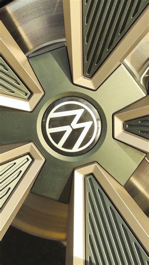 Il viaggio parte dai dettagli. ID. CROSS Concept ha tutto lo spazio, il design e l'autonomia che puoi desiderare. Sei pronto a lasciarti conquistare? *Concept car di prossima produzione | Volkswagen