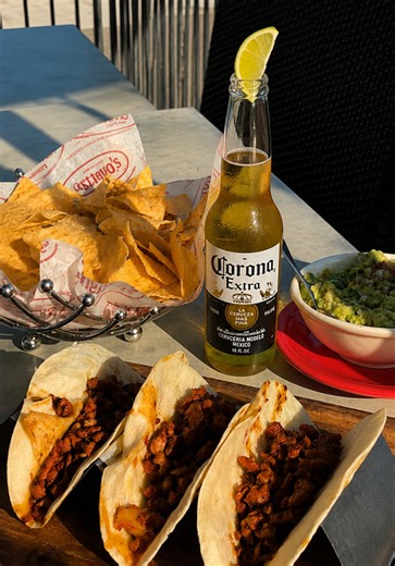 Nothing like chips, salsa, and a patio ☀️ #louisvilleky #louisvillekentucky #thingstodoinlouisville #louisvillefood #explorelouisville